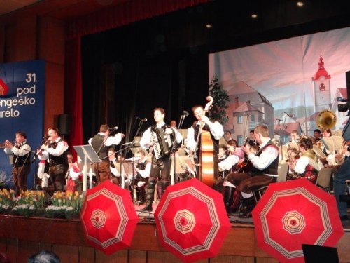 OKROGLI MUZIKANTJE IN MENGEŠKA GODBA